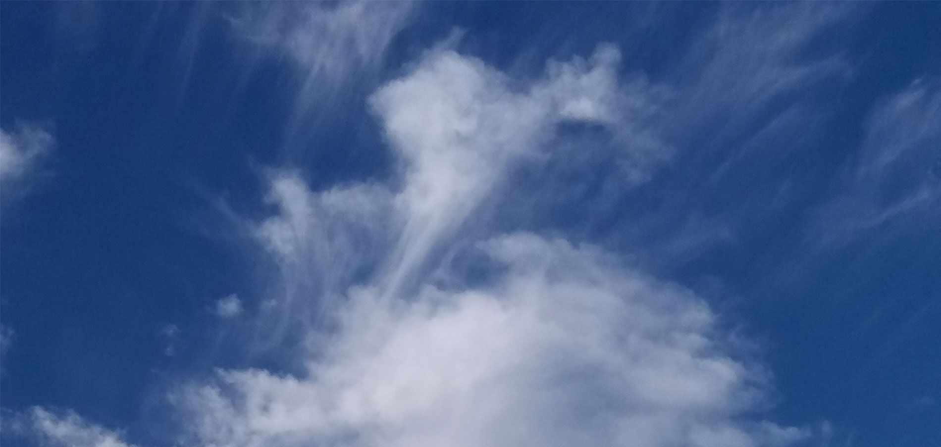 Blauer Himmel mit weißen Wolken