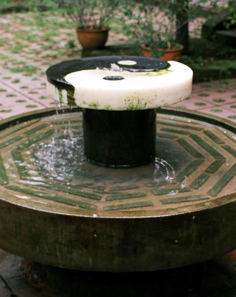 Brunnen mit Yin Yang Symbol